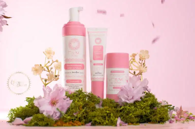 lacons et mousses Musc Intime posés sur une coiffeuse, illustrant l’offre de -10 % avec le code promo MI10 valable sur toute la boutique