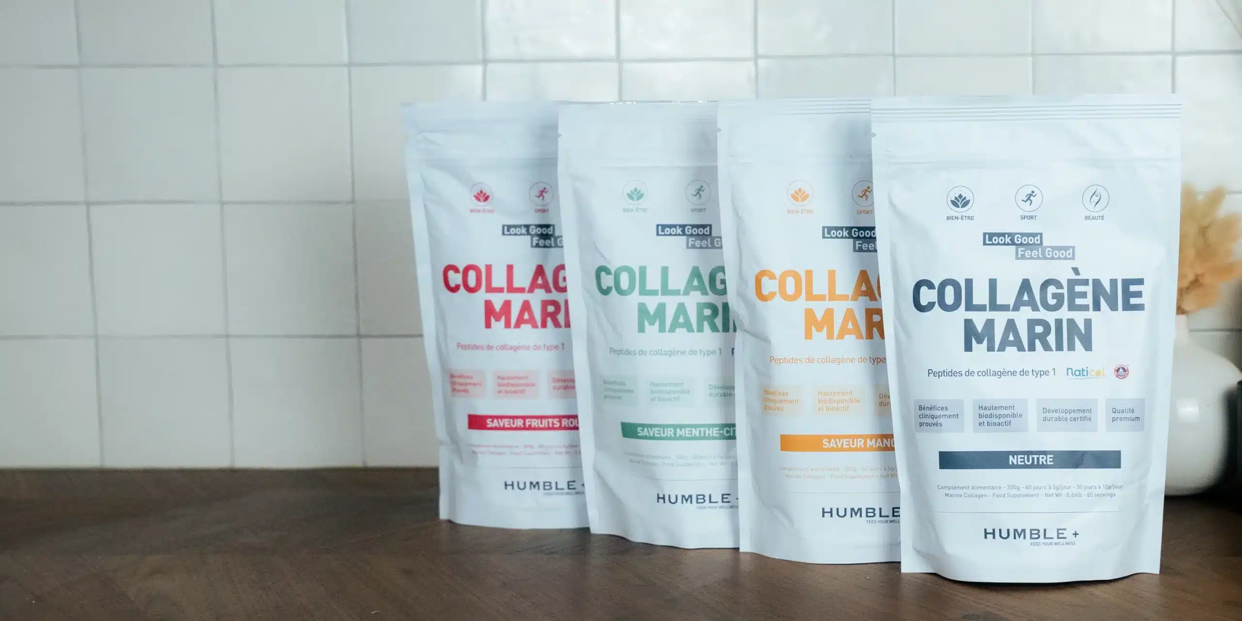 femme d’une quarantaine d’années souriante buvant une boisson au collagène marin, symbolisant le bien vieillir et la vitalité naturelle