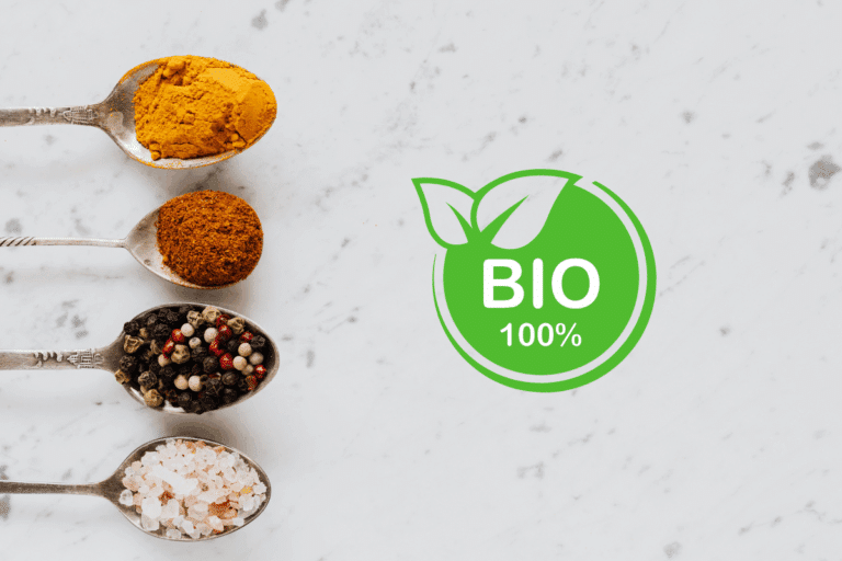 hoto de plusieurs compléments alimentaires bio français présentés sur une table en bois, pots en carton recyclé et gélules végétales visibles