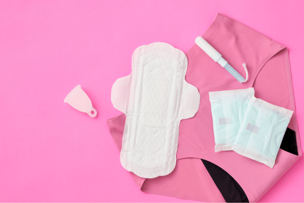 Tableau comparatif des protections menstruelles avec avantages, inconvénients et marques phares, guide pour choisir entre culottes, serviettes, tampons et cup.