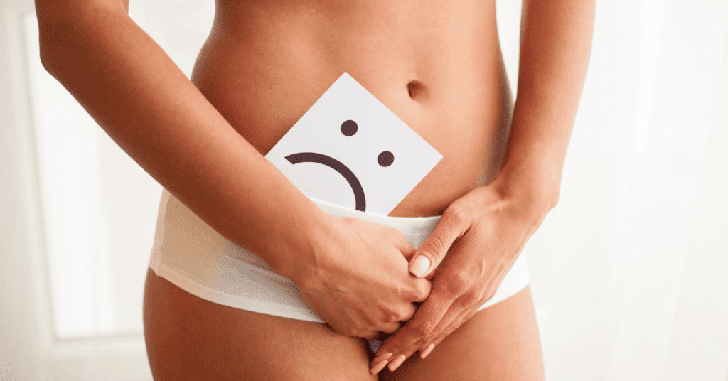 Pot de capsules naturelles à base d’huile d’origan et ail, symbolisant les compléments antifongiques pour apaiser les mycoses vaginales récurrentes.