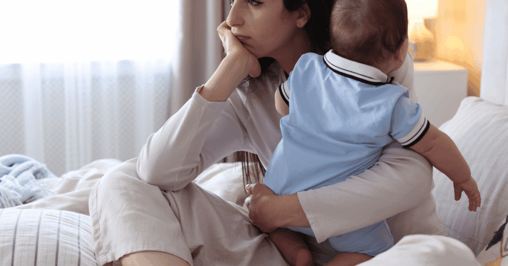 Flacons de spiruline et levure de bière à côté d’un mug de tisane, représentant les compléments naturels pour la récupération post-partum et la vitalité.