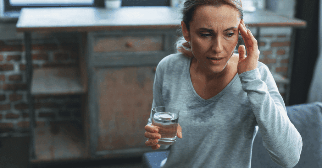 Boîte de gélules à base d’huile d’onagre et maca sur une table en bois, représentant les compléments pour lisser la transition hormonale en préménopause.