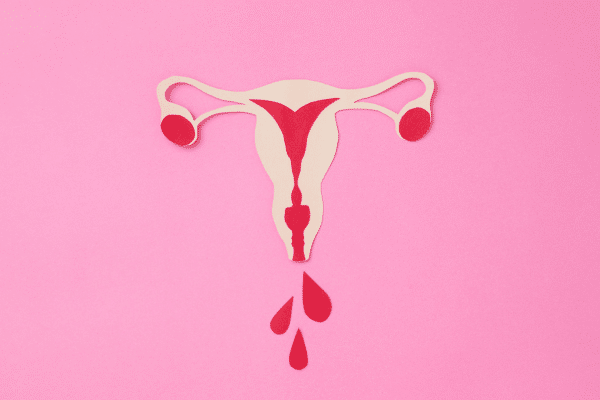 : Illustration d’une culotte menstruelle noire posée à côté d’une machine à laver, pour expliquer les critères de choix selon flux menstruel, durée des règles, lavage et vie quotidienne.