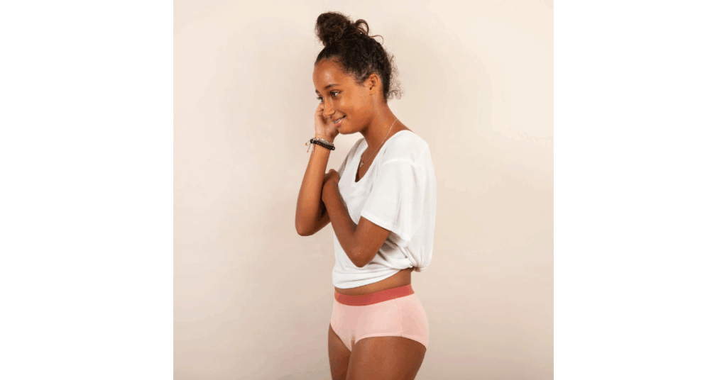 Ensemble de culottes menstruelles colorées pour adolescentes, symbolisant la gamme Mademoiselle Culotte pensée pour les premières règles.