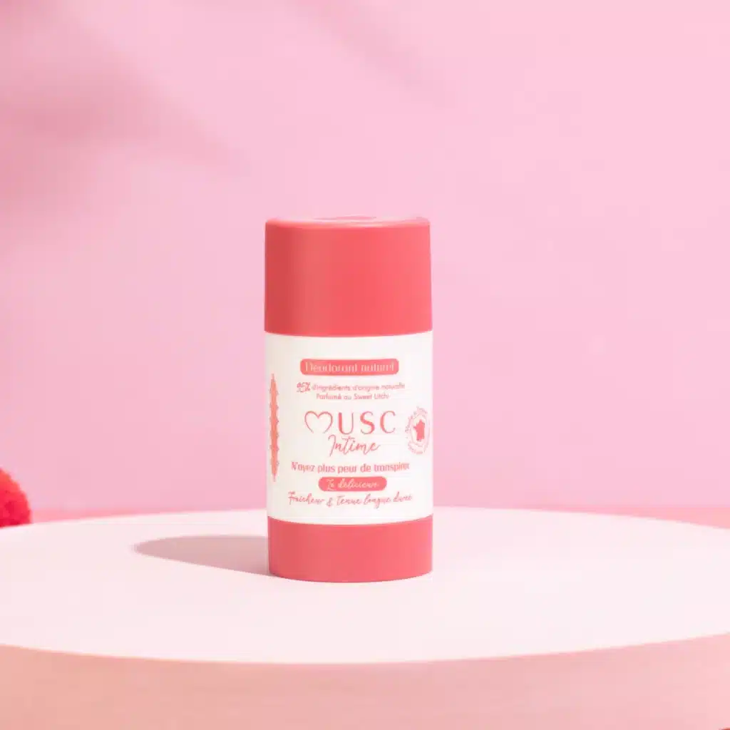 Déodorant Musc Intime posé sur une serviette blanche, illustrant le produit doux et parfumé sans sels d’aluminium.
