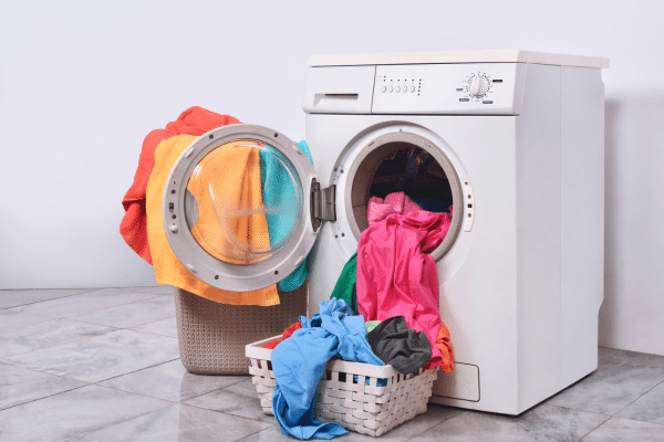 Culotte menstruelle noire rincée à l’eau froide dans un lavabo, montrant la première étape essentielle pour éviter les taches et conserver l’efficacité d’absorption.