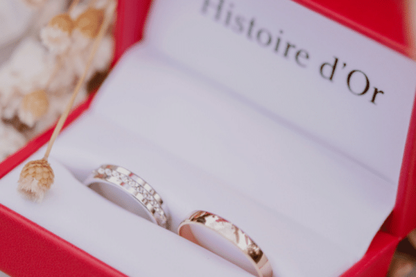 bague dorée Histoire d’Or posée sur un écrin rouge, symbole d’un bijou classique et intemporel à offrir ou à s’offrir