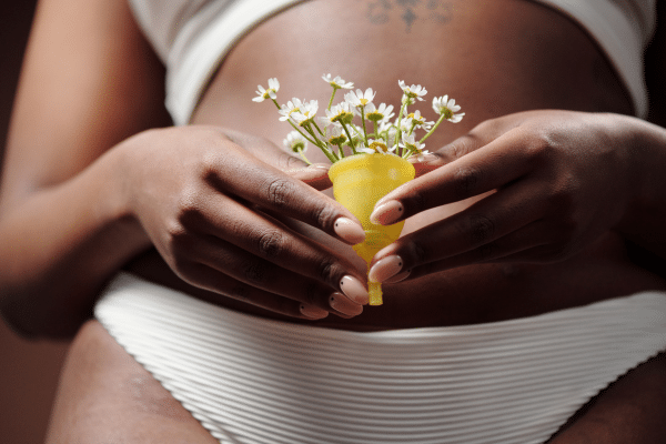 Femme souriante dans sa salle de bain, habillée simplement, illustrant un article sur l’hygiène intime féminine et les gestes essentiels pour préserver l’équilibre naturel.