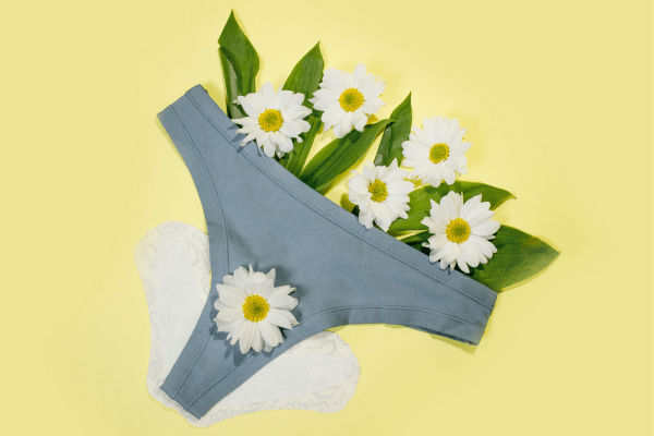 Gel intime doux posé sur une serviette blanche, représentant les bons gestes pour préserver la flore vaginale et adopter une hygiène intime respectueuse du pH naturel.