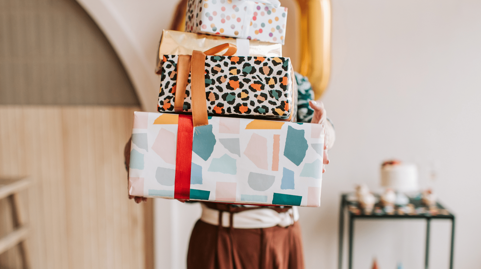 Choisir une box ou un coffret pour un anniversaire, c’est offrir bien plus qu’un objet. C’est offrir une surprise, une attente, un petit moment de joie qui revient chaque mois ou qu’on savoure d’un coup. Qu’elle soit gourmande, bien-être, beauté, spiritueuse ou créative, une box raconte toujours quelque chose : un goût, une attention, une envie de faire plaisir autrement. J’aime cette idée d’un cadeau qui continue à vivre après le jour J, qui se découvre tranquillement, comme une conversation qui ne s’arrête pas. Finalement, offrir une box, c’est dire “je te connais”, sans avoir besoin d’en faire trop. Et ça, c’est souvent le plus joli des cadeaux.