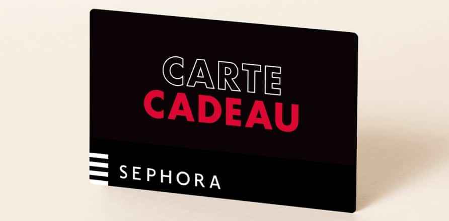  Idée cadeau d’anniversaire beauté : carte cadeau Sephora présentée avec flacons de parfum, rouges à lèvres et accessoires de maquillage, posée sur une coiffeuse en bois, ambiance lumineuse et élégante, évoquant un moment de plaisir et de soin à s’offrir.