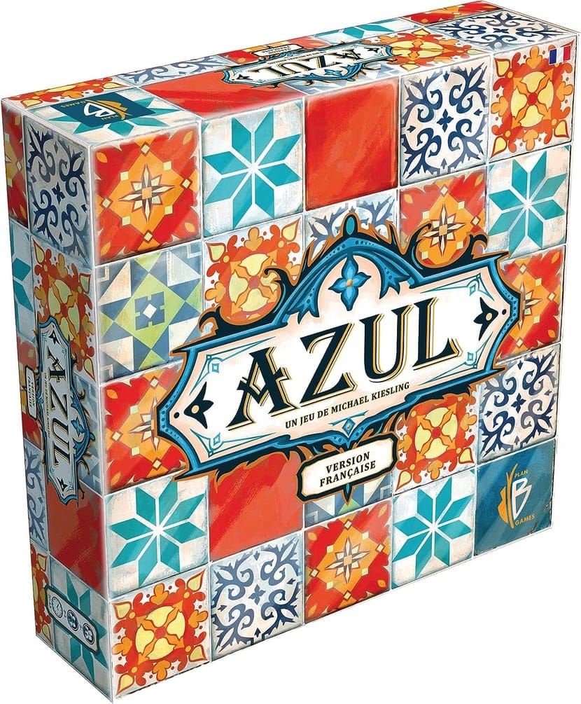 idée cadeau anniversaire jeu de société pour adultes : boîte Azul posée sur une table en bois avec pièces mosaïques colorées, mains en train de choisir les tuiles, ambiance chaleureuse et ludique, parfait pour un moment entre amis ou en famille.