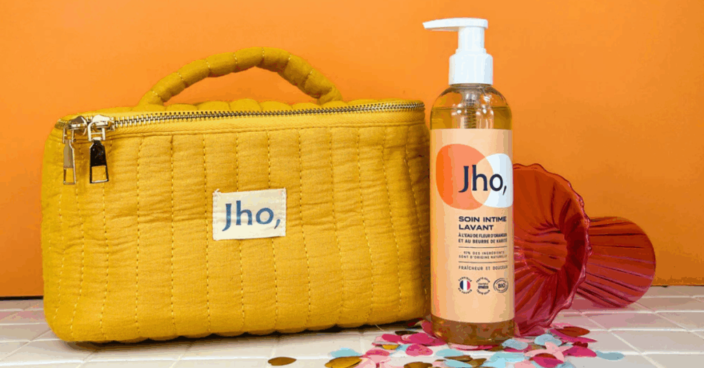 Gel lavant intime Jho posé sur un plan en bois clair, illustrant une marque française bio et engagée pour une hygiène intime naturelle et sans parfum.
