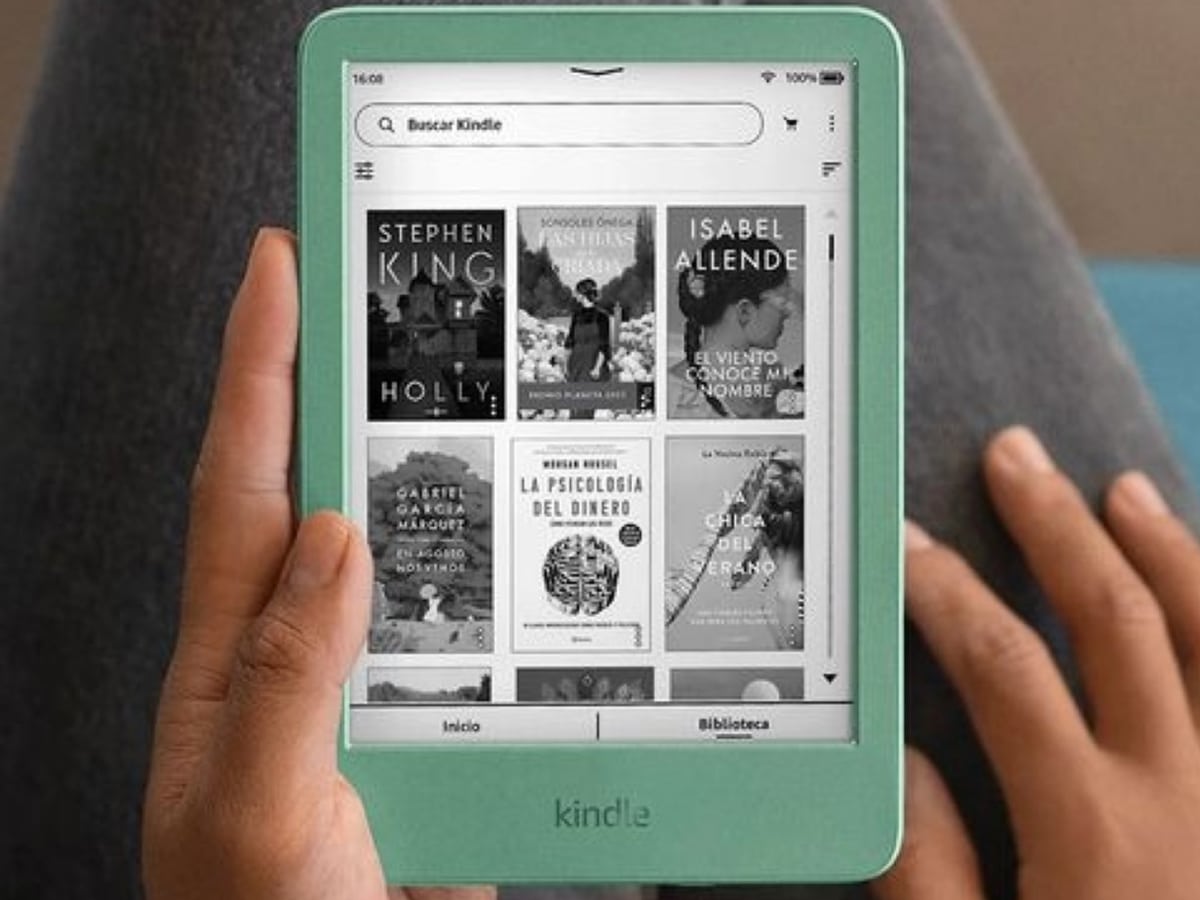 Idée cadeau d’anniversaire pour amateur de lecture : liseuse Kindle posée sur une table de nuit avec un café, ambiance calme et lumineuse, écran affichant une page de roman, cadeau pratique et élégant pour lire partout sans s’encombrer.