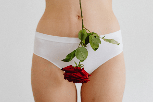 : Pack de culottes menstruelles de différentes tailles et couleurs, illustrant un kit type adapté aux adolescentes, adultes actives et femmes avec flux abondant ou endométriose.