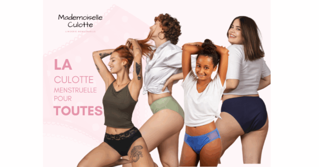 Portrait lifestyle d’une femme souriante dans un intérieur lumineux, symbolisant l’univers féminin et décomplexé de la marque Mademoiselle Culotte.