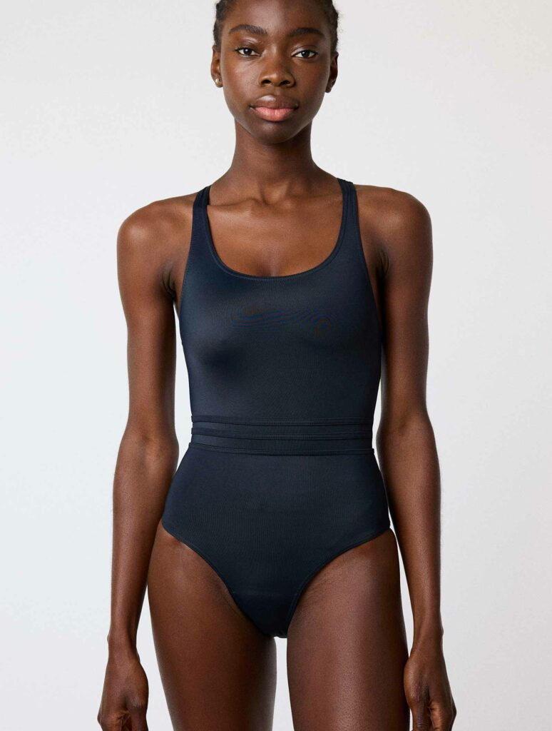Maillot de bain menstruel une-pièce noir de la marque Smoon, modèle flux moyen photographié après baignade, illustrant mon avis sur son confort, sa fiabilité et son séchage rapide pour flux léger à moyen.