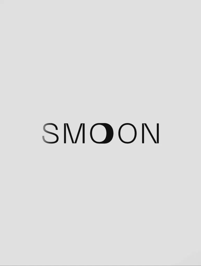 Logo Smoon et échantillons de tissus certifiés OEKO-TEX, représentant l’engagement responsable et la fabrication européenne de la marque.