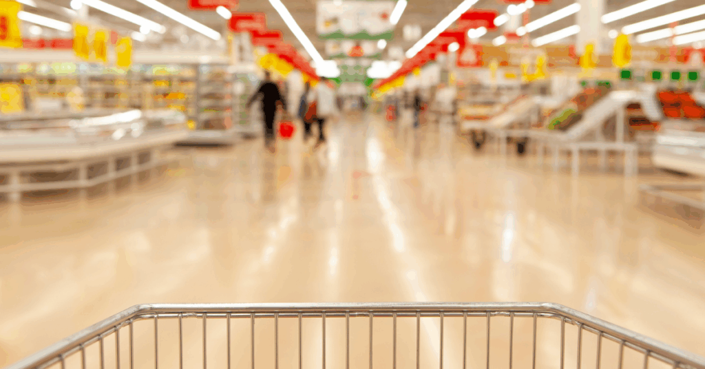 Rayons de produits d’hygiène intime en supermarché, illustrant les alternatives accessibles comme Saforelle, Lactacyd ou Rogé Cavaillès.