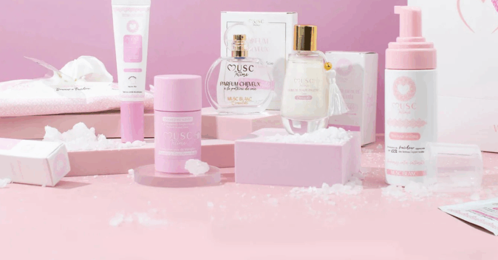 Flacon de soin lavant Musc Intime sur une coiffeuse avec fleurs séchées, représentant un soin parfumé doux pour une hygiène intime féminine sensorielle.
