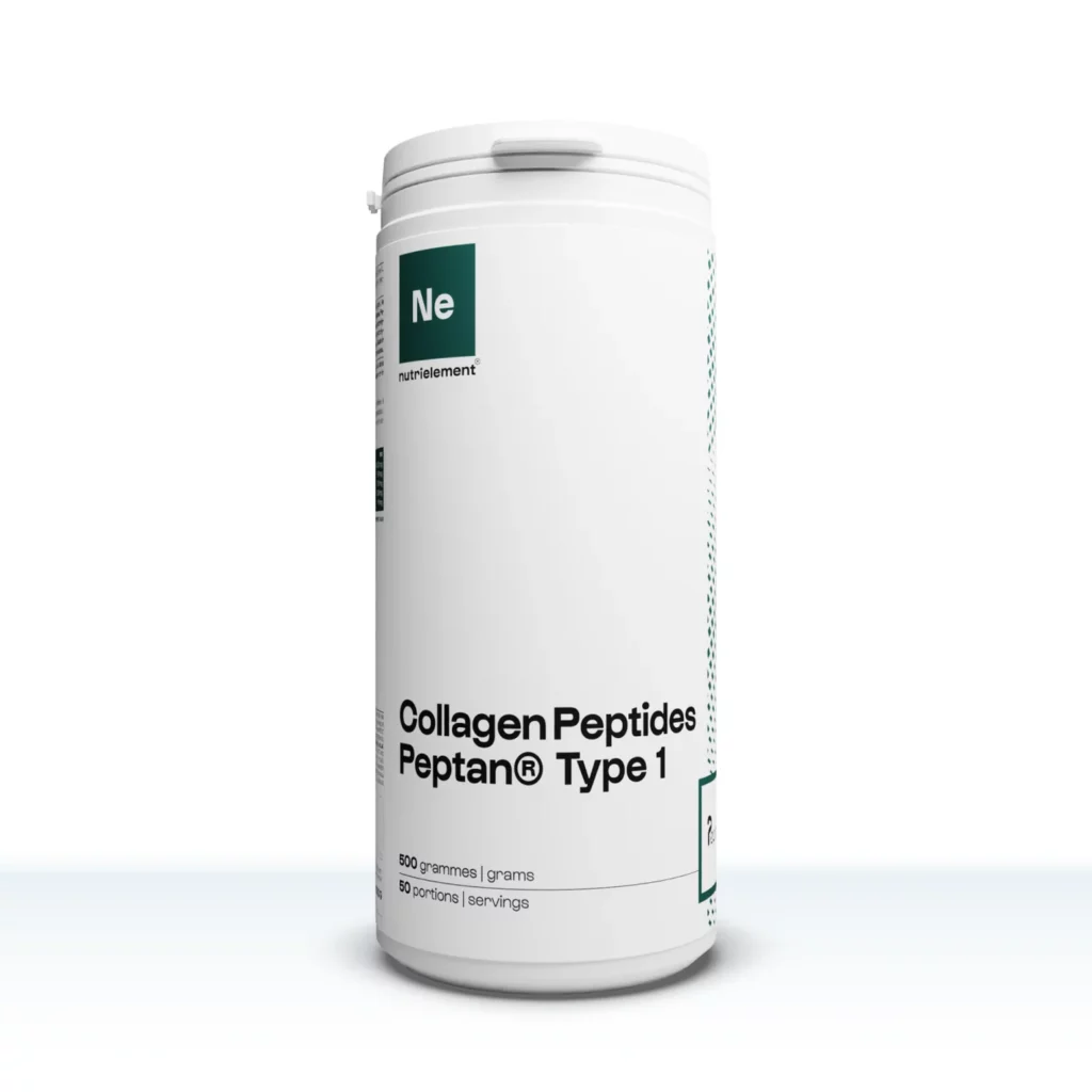 Cuillère de collagène Nutrimuscle Peptan mélangée dans un verre d’eau, montrant la simplicité et la pureté du collagène hydrolysé destiné à la santé des articulations et de la peau.