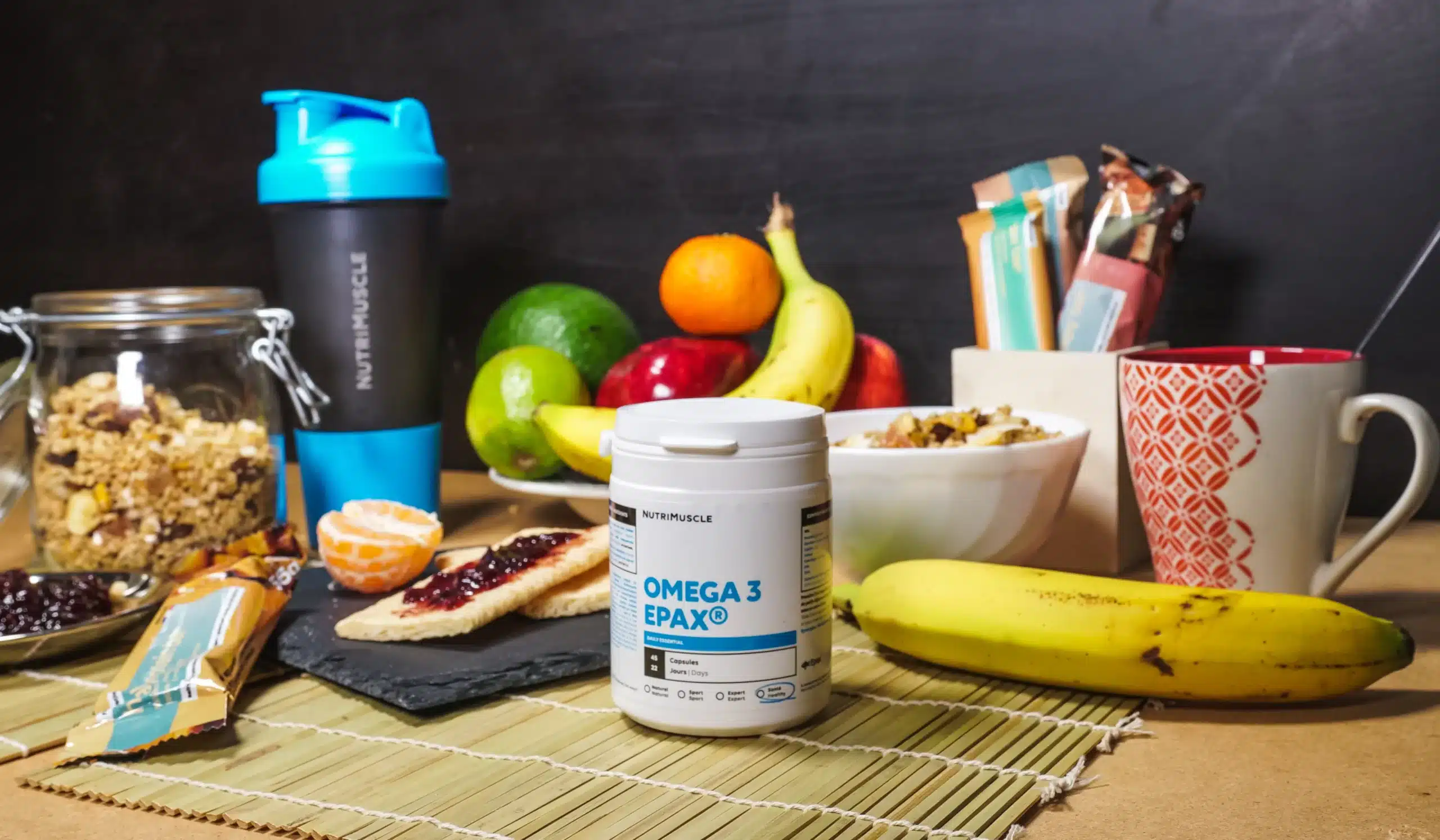 Photo des produits Nutrimuscle alignés sur une table en bois claire, poudres et gélules visibles, illustrant la marque française de compléments alimentaires réputée pour sa pureté, sa transparence et son efficacité sur la récupération sportive.