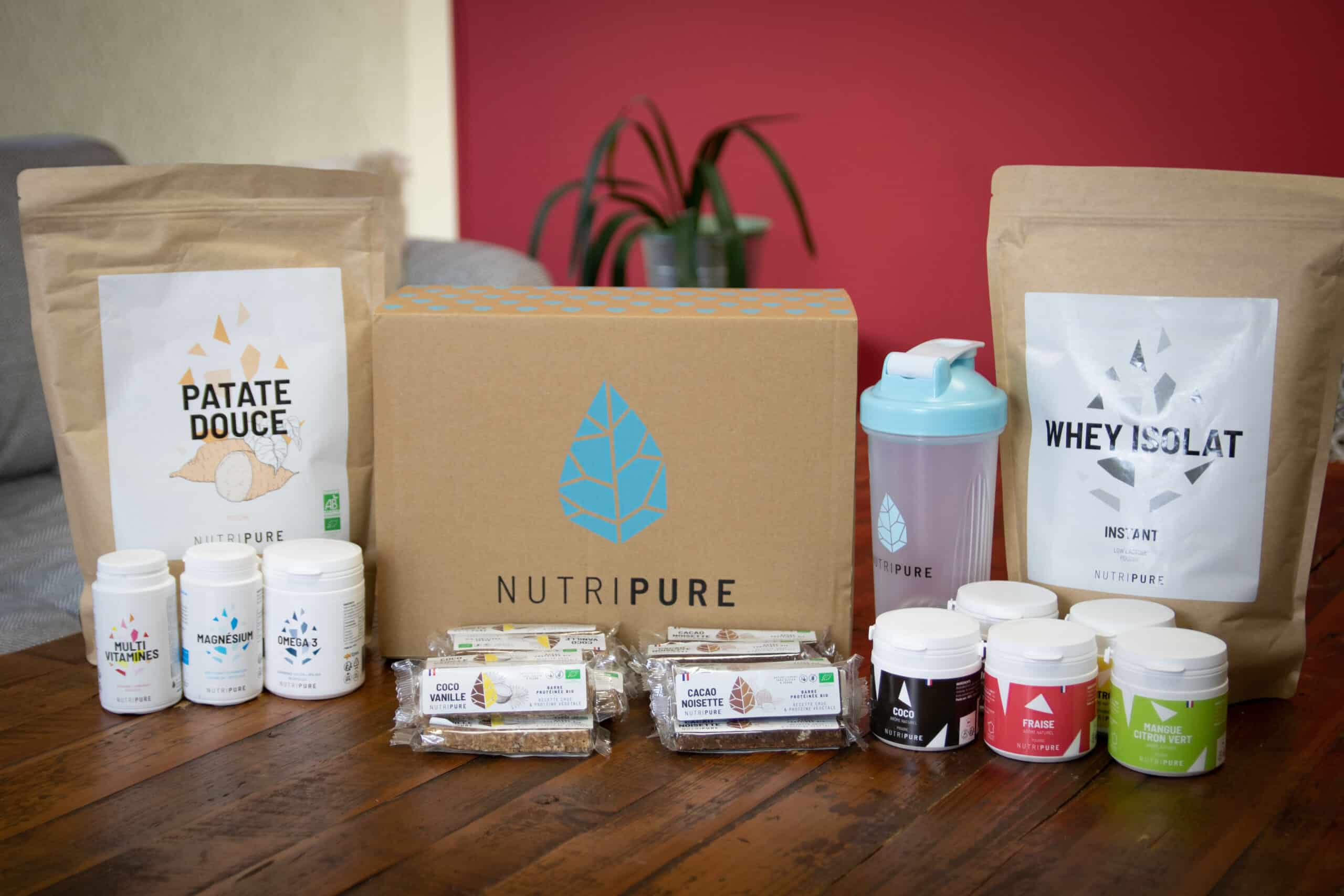 Produits Nutripure alignés sur une table claire, compléments alimentaires français naturels et transparents pour la santé et la performance.
