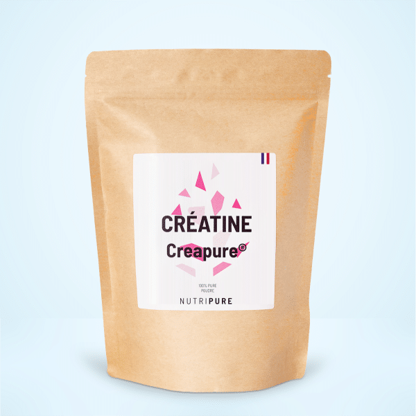 Pot de Créatine Monohydrate Creapure Nutripure posé sur une table de sport, complément de haute pureté pour la force et la récupération.