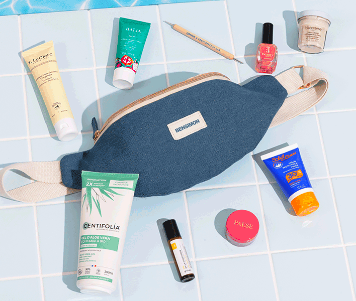 Idée cadeau d’anniversaire beauté pour femme : box Prescription Lab contenant soins visage, maquillage et accessoires, présentée sur une table en bois clair avec fleurs séchées, ambiance douce et féminine, lumière naturelle évoquant un moment cocooning à la maison.