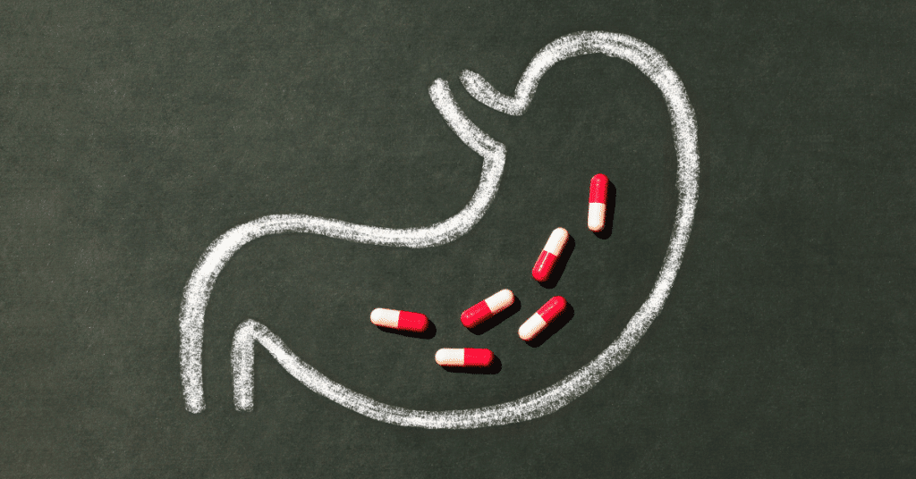 Boîte de probiotiques féminins et gélules blanches sur un fond neutre, illustrant les compléments pour restaurer la flore vaginale et préserver le pH intime.