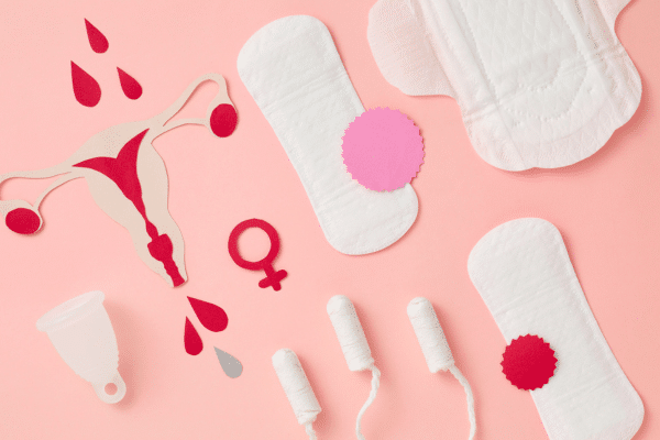 Ensemble de culottes menstruelles et serviettes lavables en coton, illustrant le choix de protections menstruelles confortables, écologiques et adaptées à chaque flux.