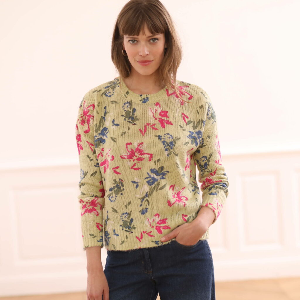 un pull d'hiver à motif fleur et floral pour illustrer les tendances 2025