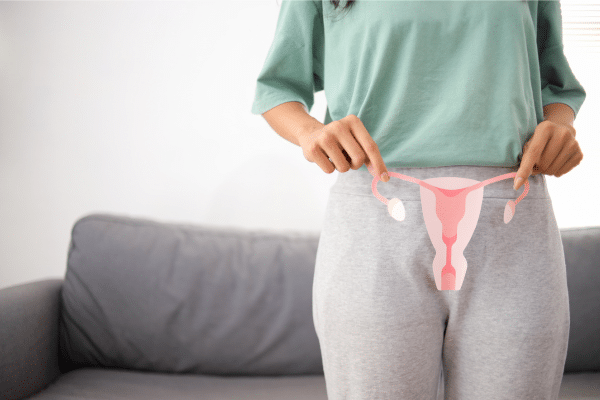 Photo douce et naturelle d’une femme en tenue confortable assise dans sa salle de bain, illustrant un article sur la santé intime féminine et l’équilibre entre hygiène, confort et bien-être intérieur.