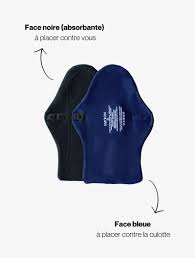 Serviette menstruelle lavable flux moyen de la marque Smoon, fine et douce, vue en gros plan avec pressions de fixation et face bleue côté culotte, utilisée pour illustrer mon avis sur son confort, sa stabilité et son entretien.