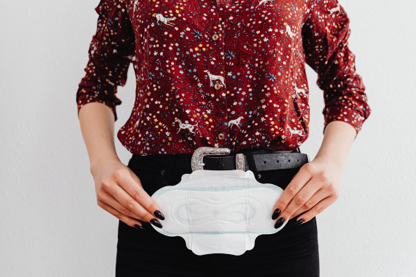 Paquet de serviettes hygiéniques bio en coton biologique, sans parfum ni chlore, posées dans une salle de bain, protection jetable plus saine pour la peau.