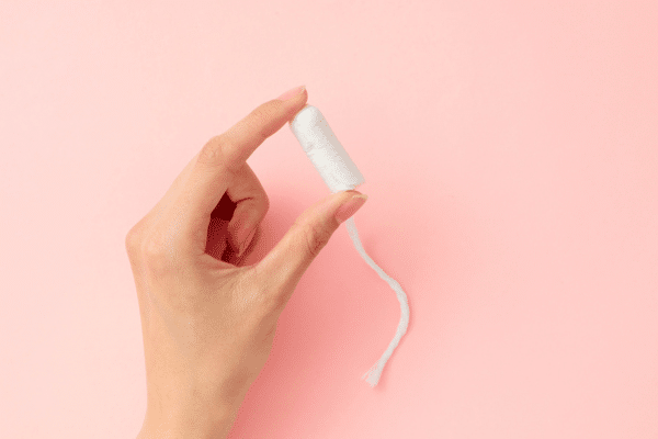 Tampons hygiéniques bio en coton 100 % biologique, posés sur une serviette de bain blanche, protection menstruelle interne plus respectueuse du corps.