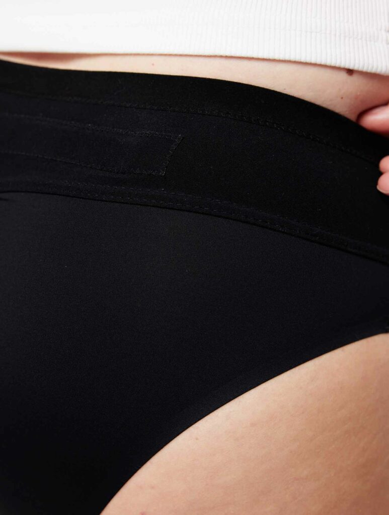 Femme portant une culotte menstruelle Smoon sous un jean, illustrant le confort et la discrétion du modèle flux moyen.