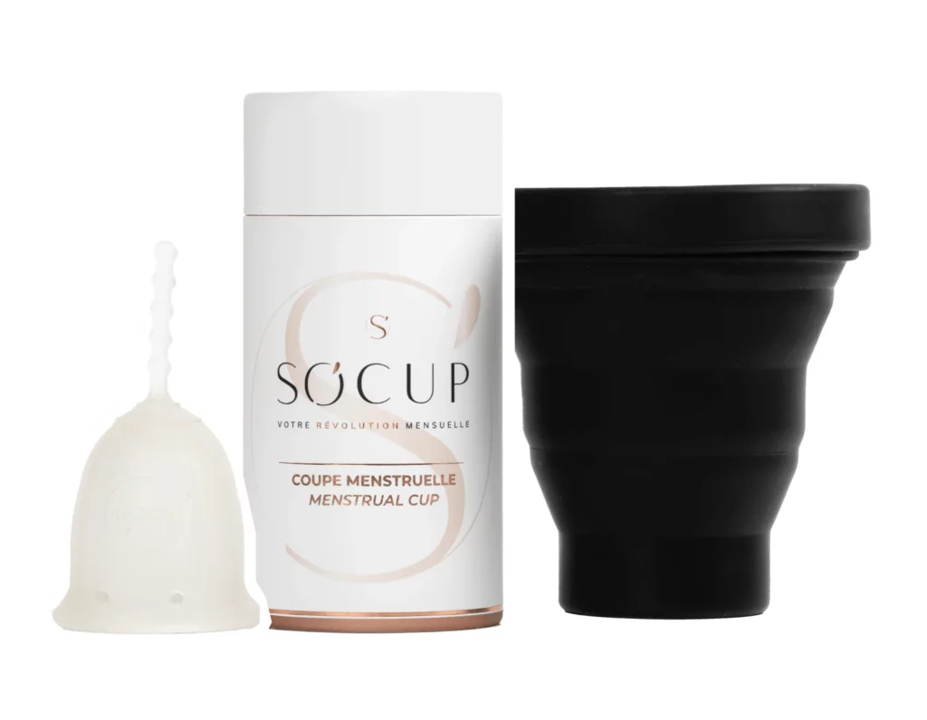 Cup menstruelle So Cup en silicone médical posée sur un plan de salle de bain, illustrant le test d’utilisation et d’entretien.