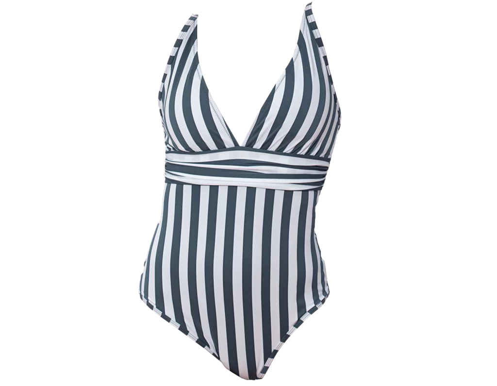 Femme à la plage portant un maillot menstruel So Cup noir, illustrant son efficacité pour flux léger à moyen.