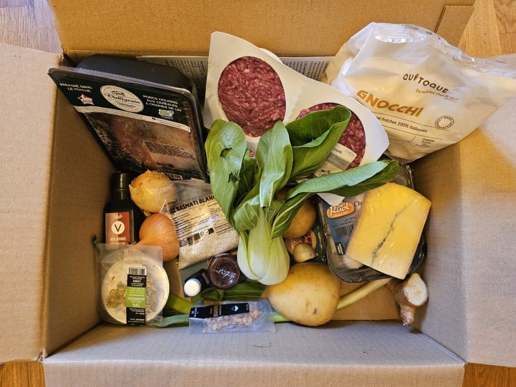 plat Quitoque dans une cuisine lumineuse. L’image illustre les avantages du service Quitoque (simplicité, gain de temps, qualité) et ses limites (prix, répétition de certaines recettes).