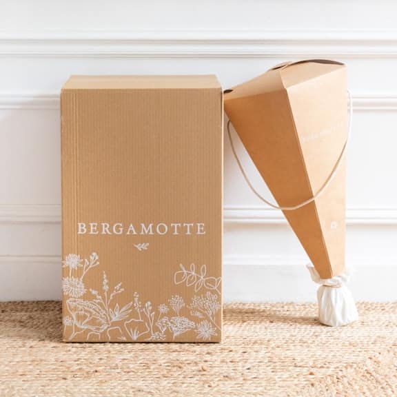 Trois bouquets de tailles différentes pour illustrer les formules d’abonnement Bergamotte avec diamètres et prix correspondants.