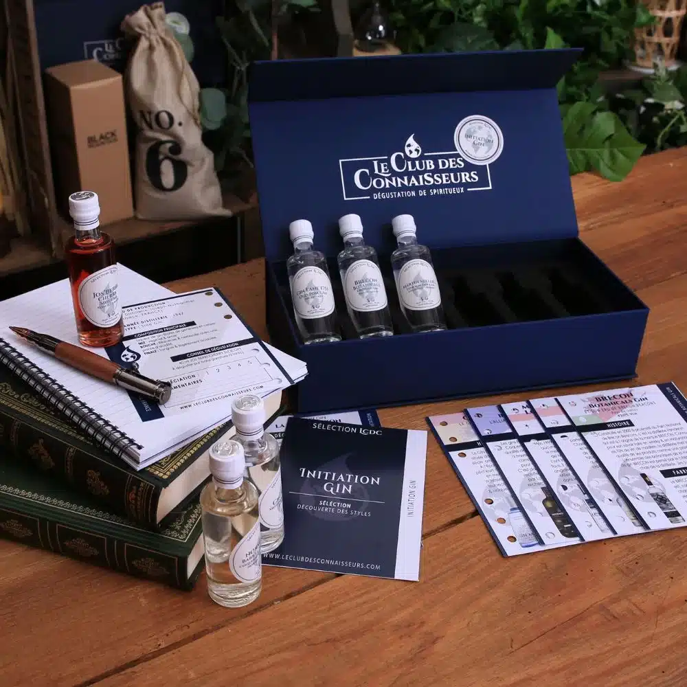 Trois fioles de spiritueux posées sur une table pour représenter l’abonnement mensuel à partir de 23,90 € et la diversité des whisky rhums et gins proposés.