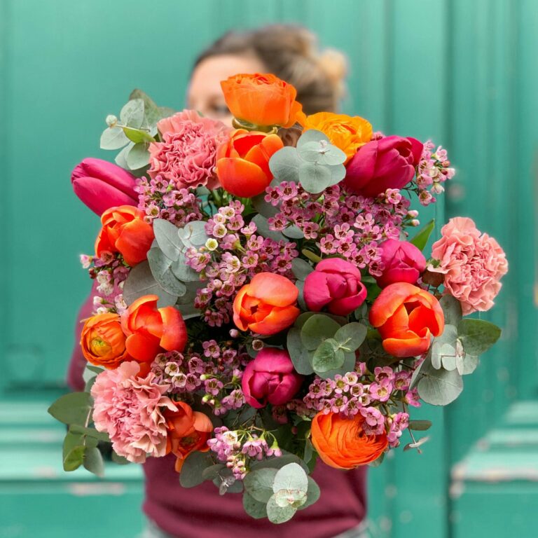 Bouquet Bergamotte posé dans un vase sur une table pour illustrer un test complet et un avis détaillé sur la qualité des fleurs et de la livraison.