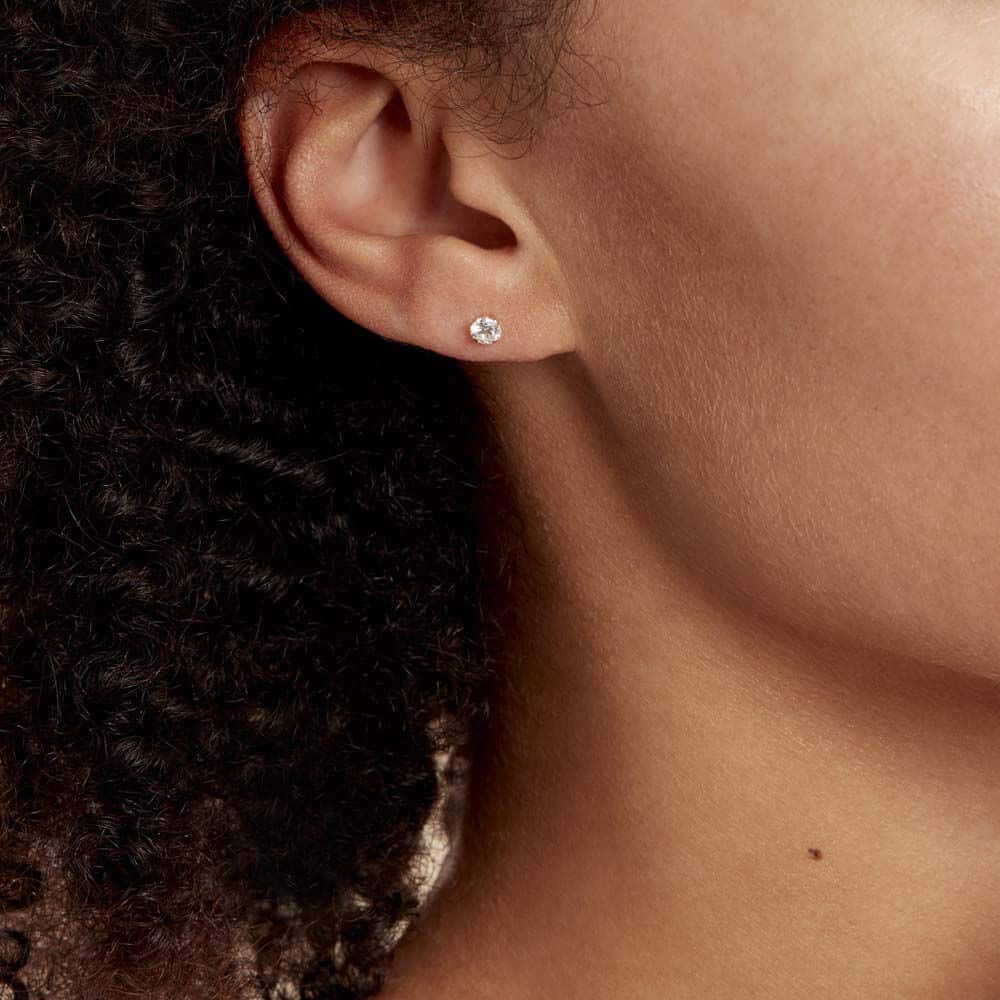 Boucles d’oreilles Histoire d’Or : clous or jaune, créoles plaqué or et pendantes argent avec pierres colorées, mises en valeur sur un fond ivoire.