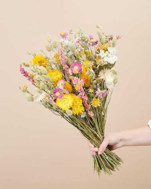 Bouquet de fleurs séchées Bergamotte posé dans un vase pour montrer l’esthétique durable des compositions de la marque.