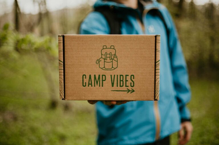 Coffret Camp Vibes ouvert sur une table avec accessoires de randonnée et produits bien être pour illustrer un test complet et un avis détaillé sur la box des randonneurs.