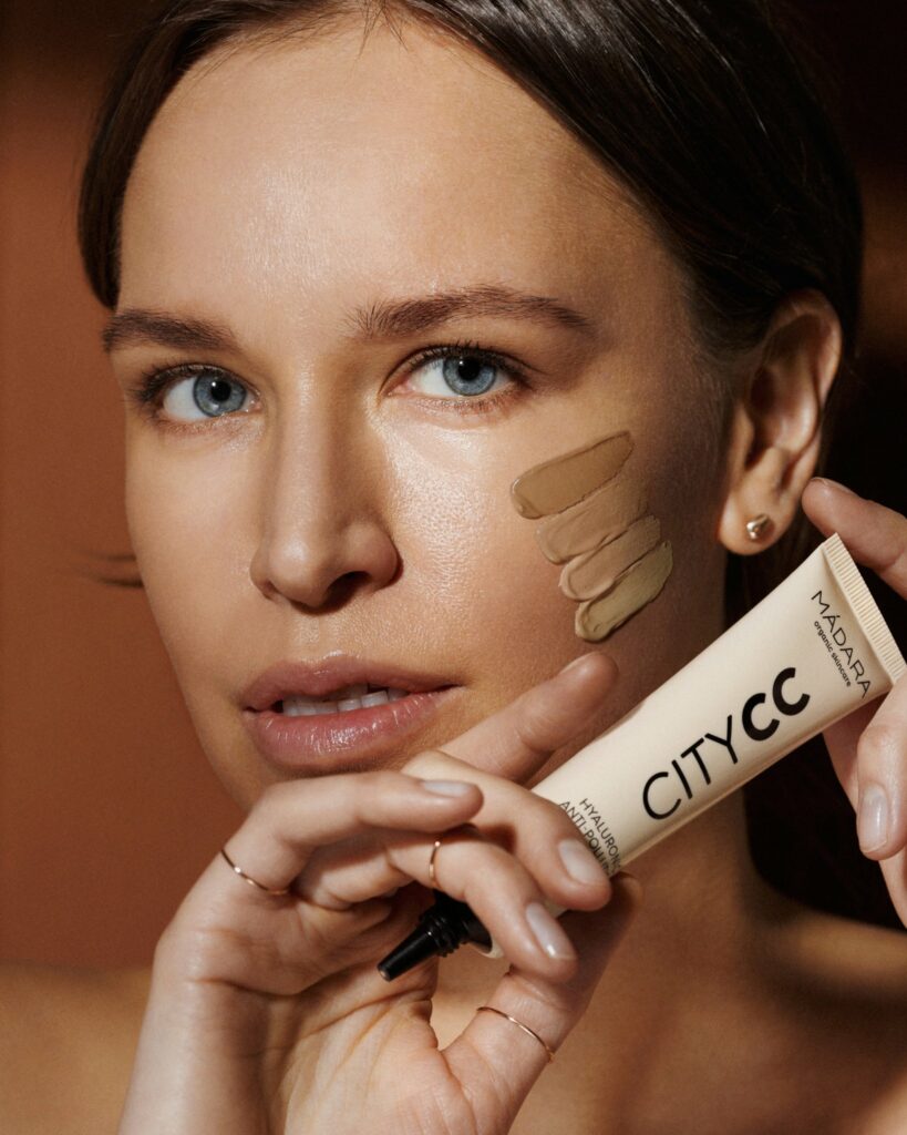 j'applique la CC cream MÁDARA City Hyaluronic SPF15 teinte Light sur peau nue, rendu naturel et légèrement lumineux sur peau sensible avec rougeurs atténuées