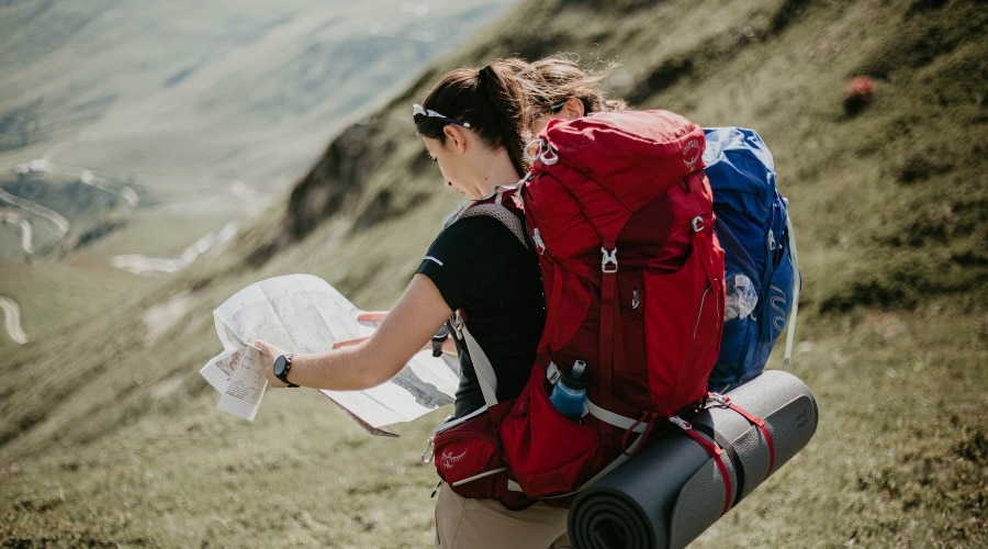 Image illustrant les retours clients positifs sur la box Camp Vibes avec des produits de randonnée présentés sur une surface boisée.