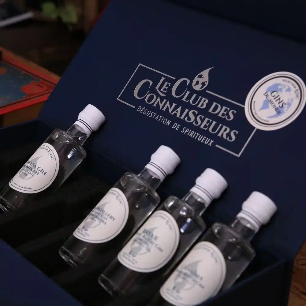 Fioles transparentes de gin aux notes florales et agrumées pour représenter les coffrets gin proposés par le Club des Connaisseurs.